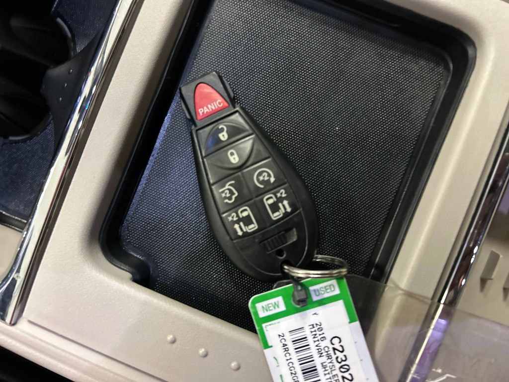 Used 2016 Chrysler Town & Country Touring-L FWD image 22