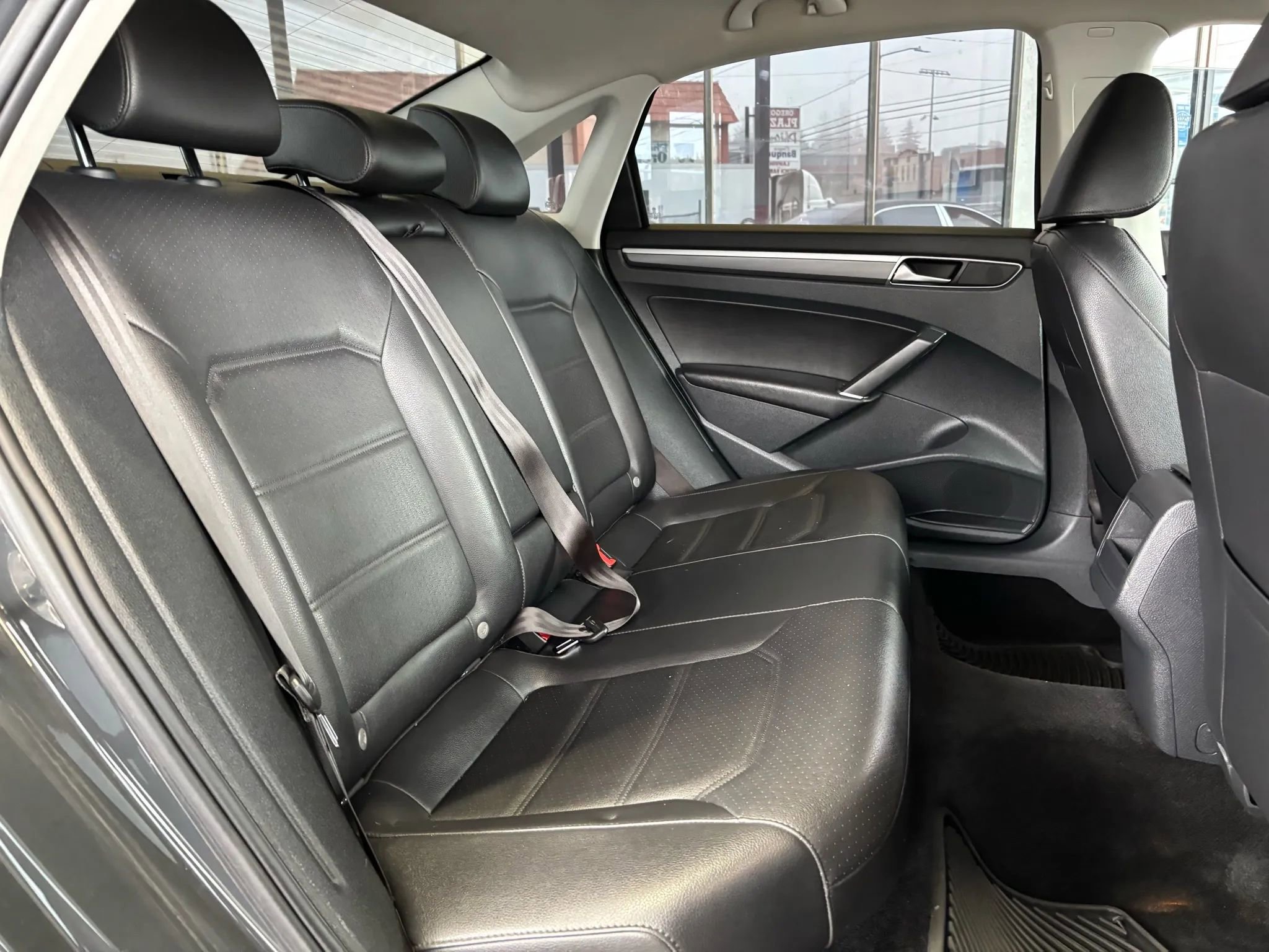 Used 2018 Volkswagen Passat 2.0T R-Line w/ R-Line Lighting Package image 20