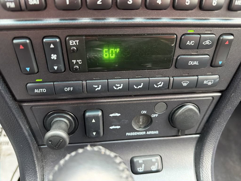 Used 2005 Ford Thunderbird image 17