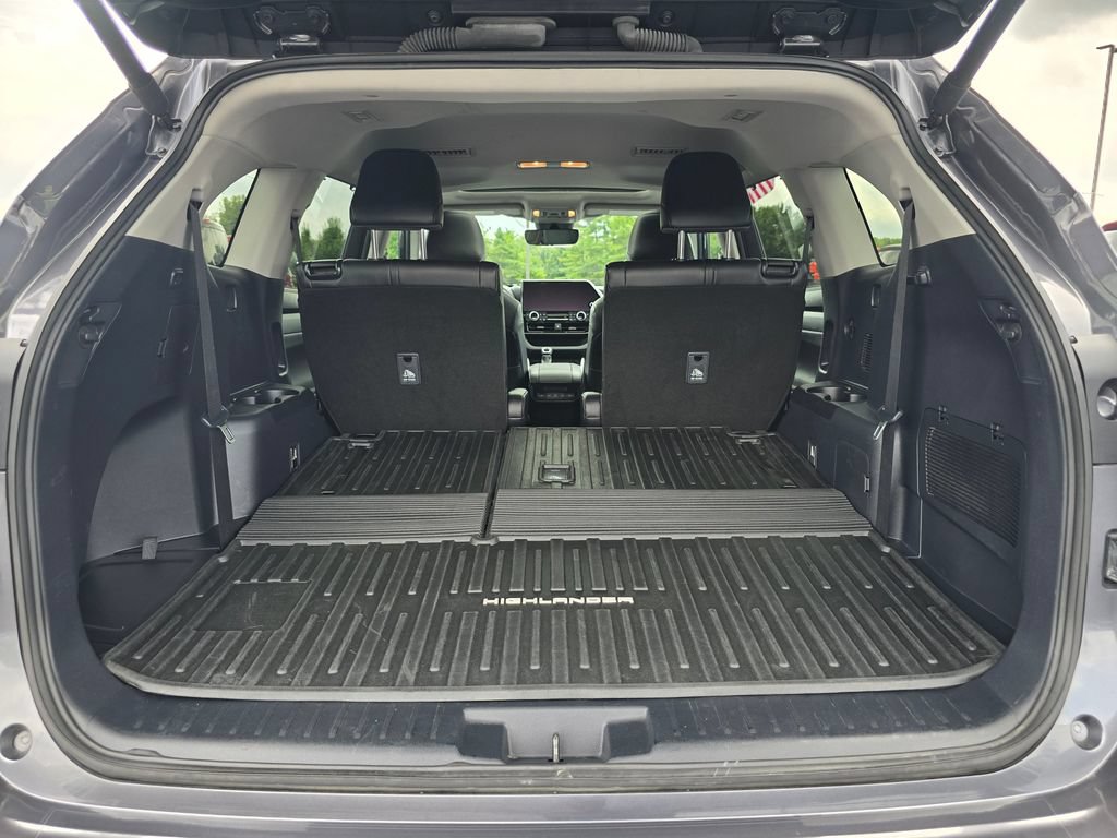 Used 2024 Toyota Highlander XLE AWD/4WD image 13