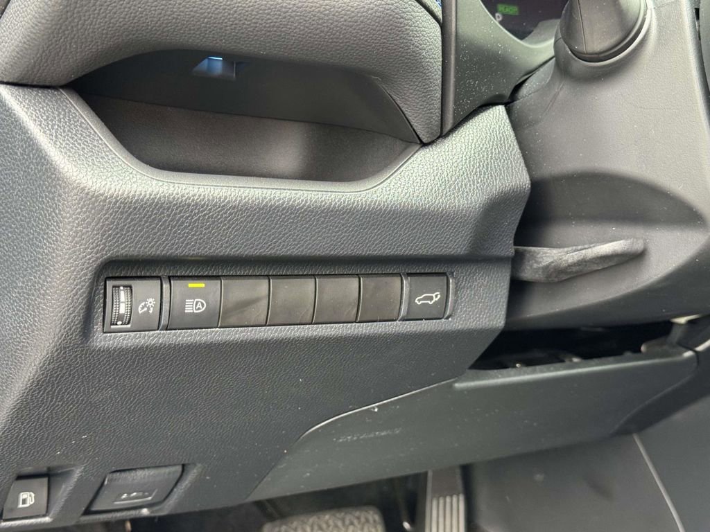 Used 2023 Toyota RAV4 XSE AWD/4WD image 9