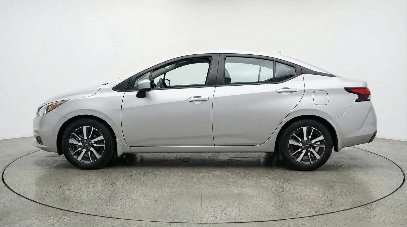 Used 2025 Nissan Versa SV FWD image 4