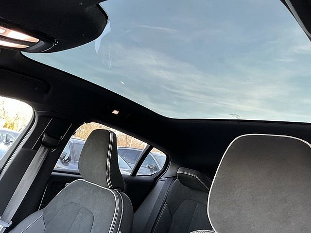 Certified 2023 Volvo C40 P8 Recharge Ultimate w/ Protection Package Premier image 17