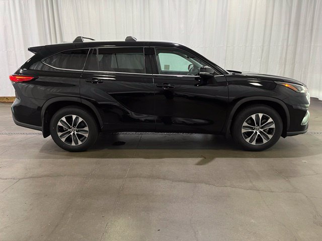 Certified 2022 Toyota Highlander XLE AWD/4WD image 3