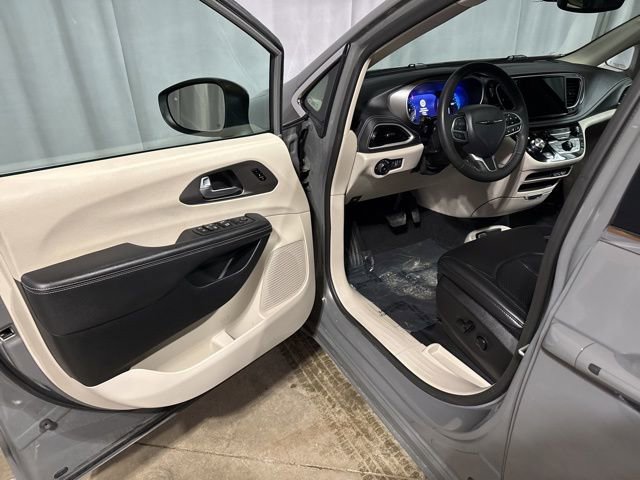 Used 2023 Chrysler Pacifica Touring-L image 2