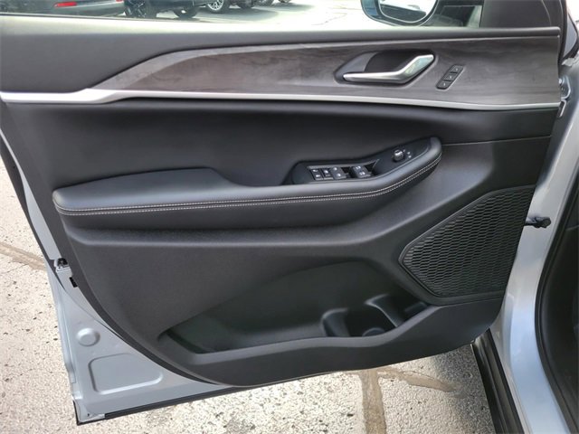 Used 2024 Jeep Grand Cherokee Limited image 20