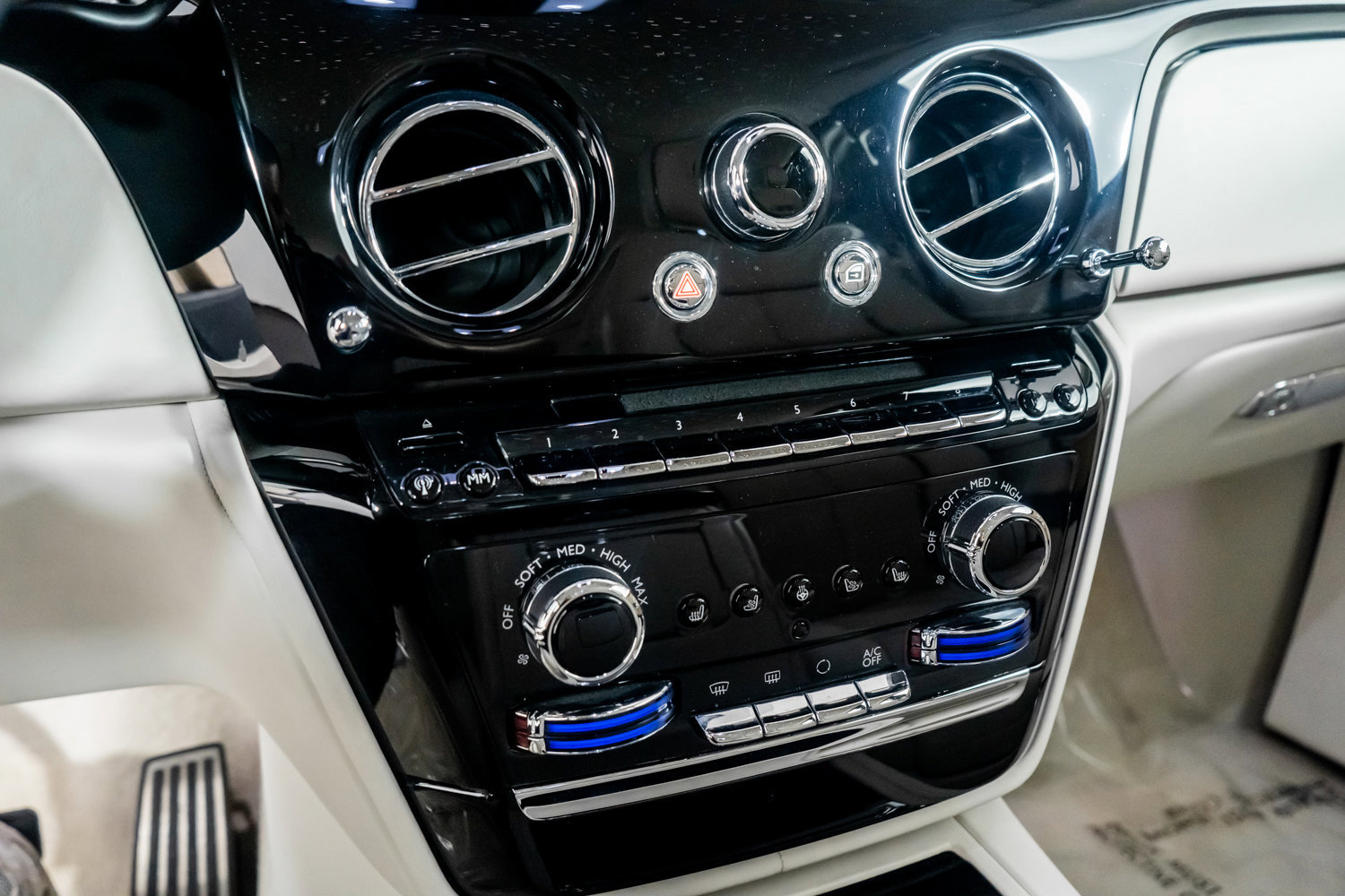 Used 2019 Rolls-Royce Phantom Sedan image 39