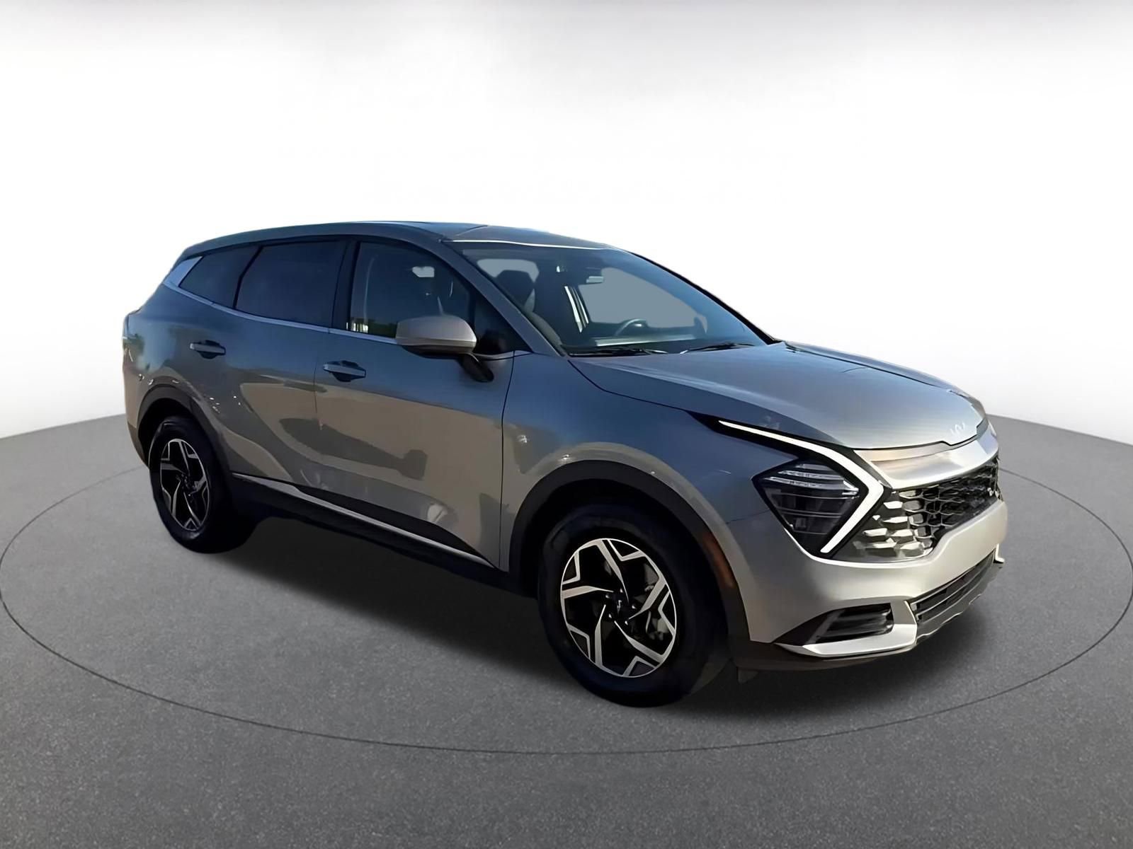 Used 2025 Kia Sportage LX image 3