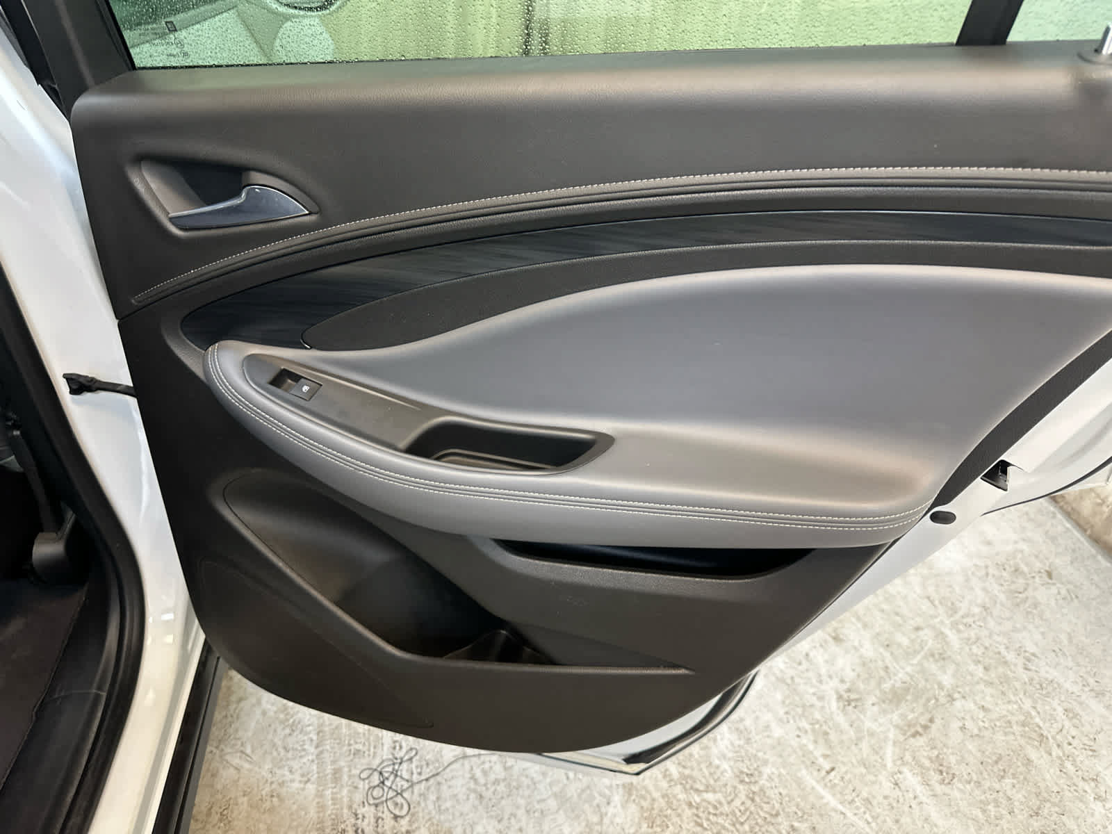 Used 2020 Buick Envision Essence FWD image 29