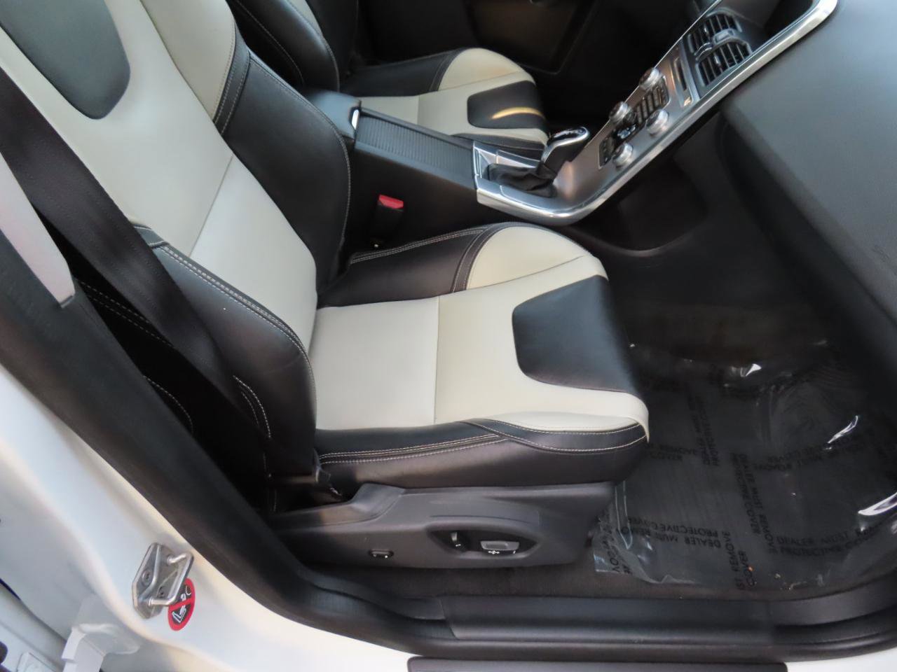 Used 2017 Volvo XC60 T5 Dynamic w/ Preferred Option Package image 17