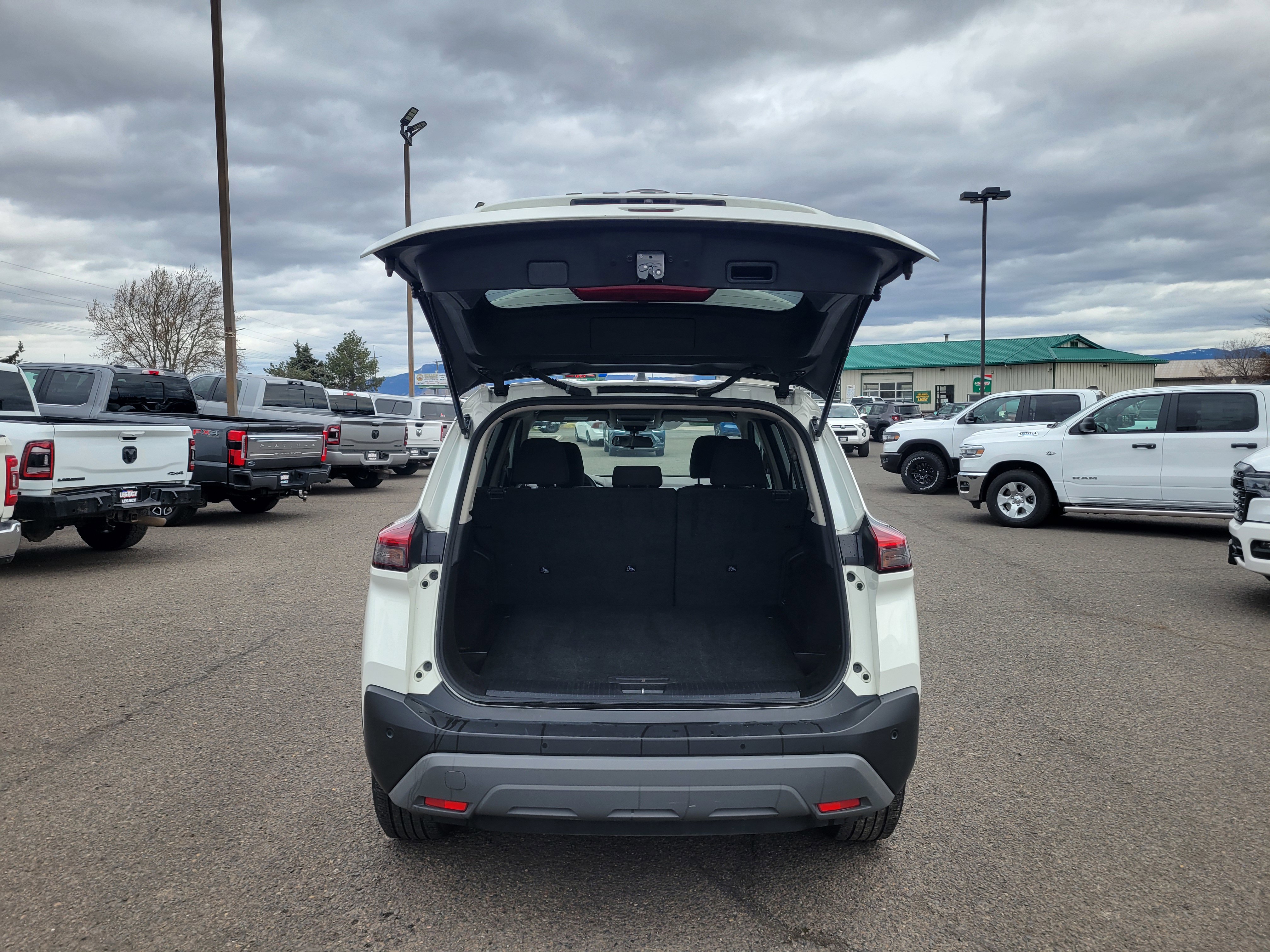 Used 2023 Nissan Rogue S AWD/4WD image 11