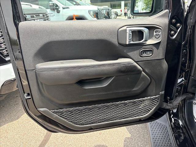 Used 2022 Jeep Wrangler Unlimited Sahara AWD/4WD image 19