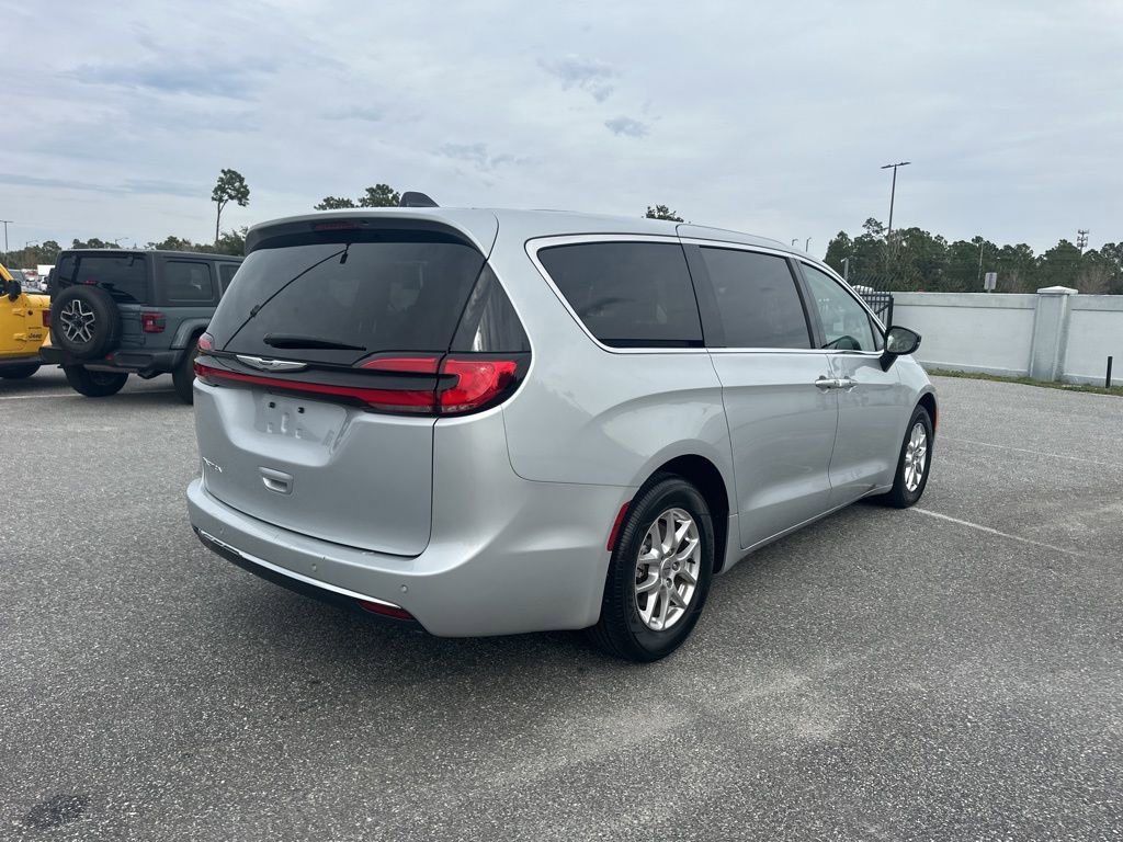 Used 2024 Chrysler Pacifica Touring-L image 6