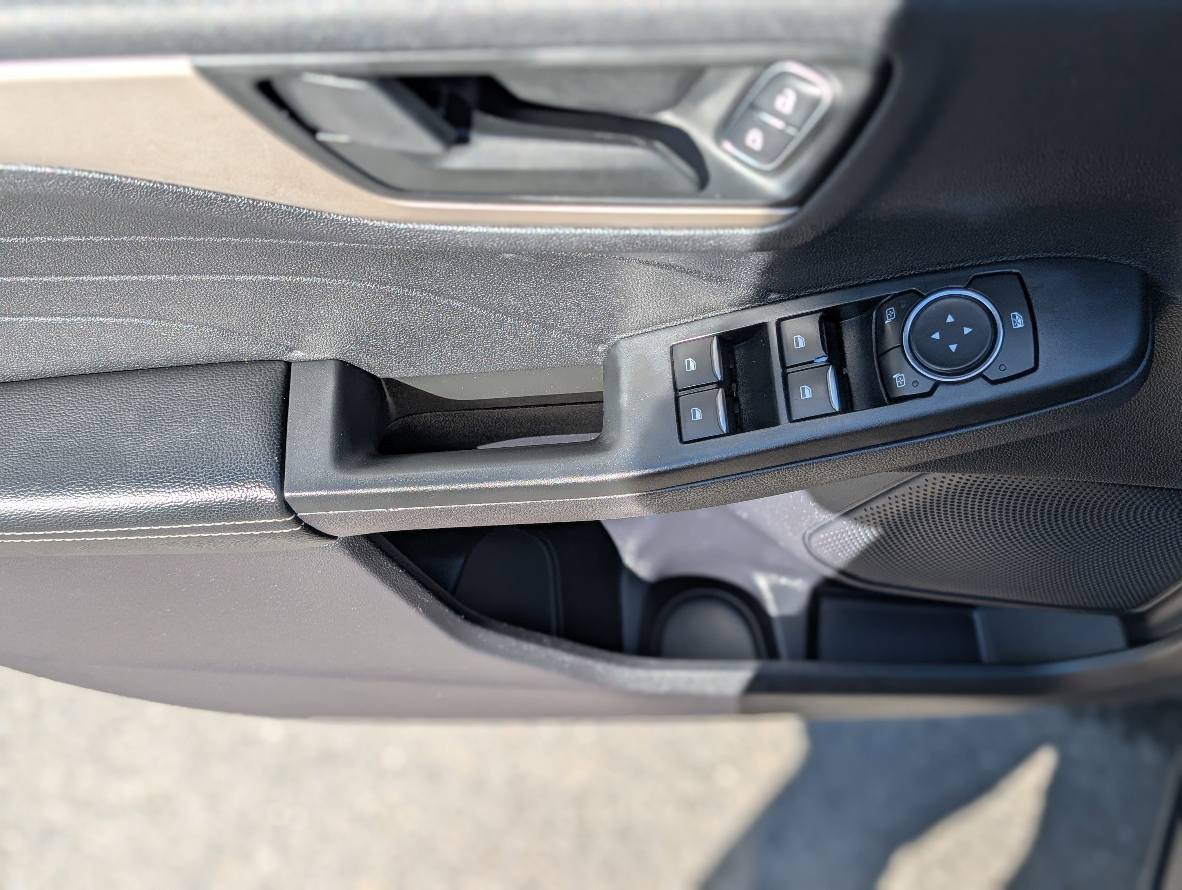Used 2022 Ford Escape SE w/ SE Sport Appearance Package image 28