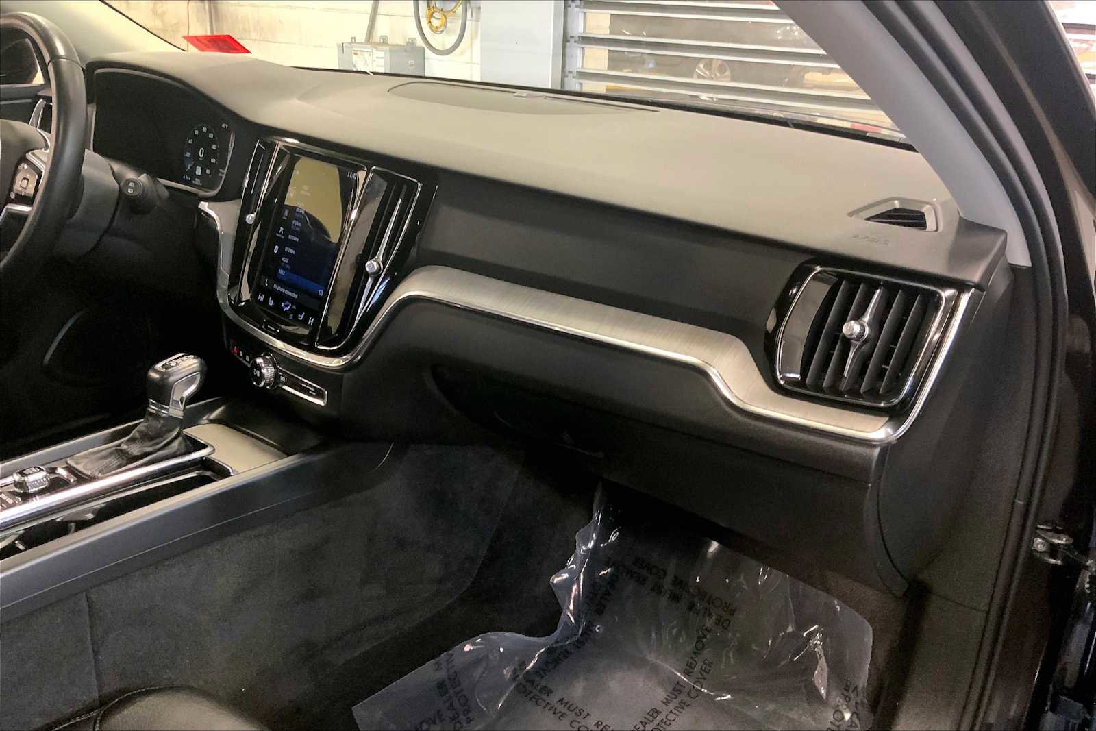 Used 2021 Volvo V60 T5 Cross Country image 18