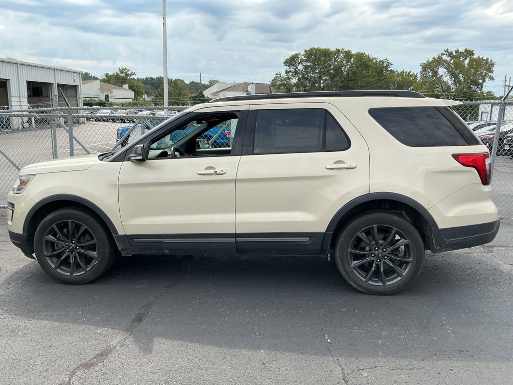 Used 2018 Ford Explorer XLT w/ XLT Appearance Package AWD/4WD image 7