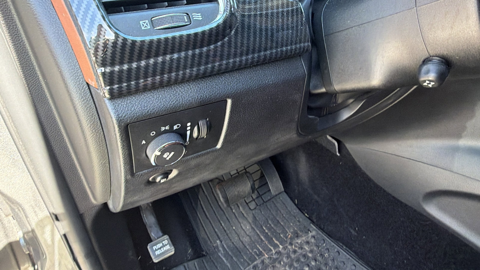 Used 2012 Jeep Grand Cherokee Overland Summit RWD image 25