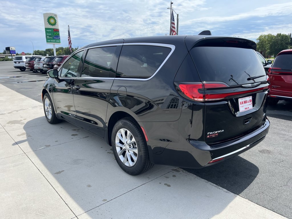 Used 2025 Chrysler Pacifica Select image 6