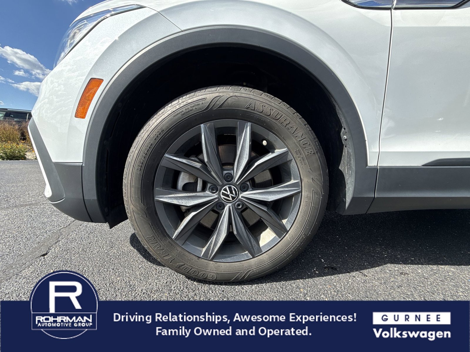 Used 2023 Volkswagen Tiguan SE w/ Panoramic Sunroof Package AWD/4WD image 12
