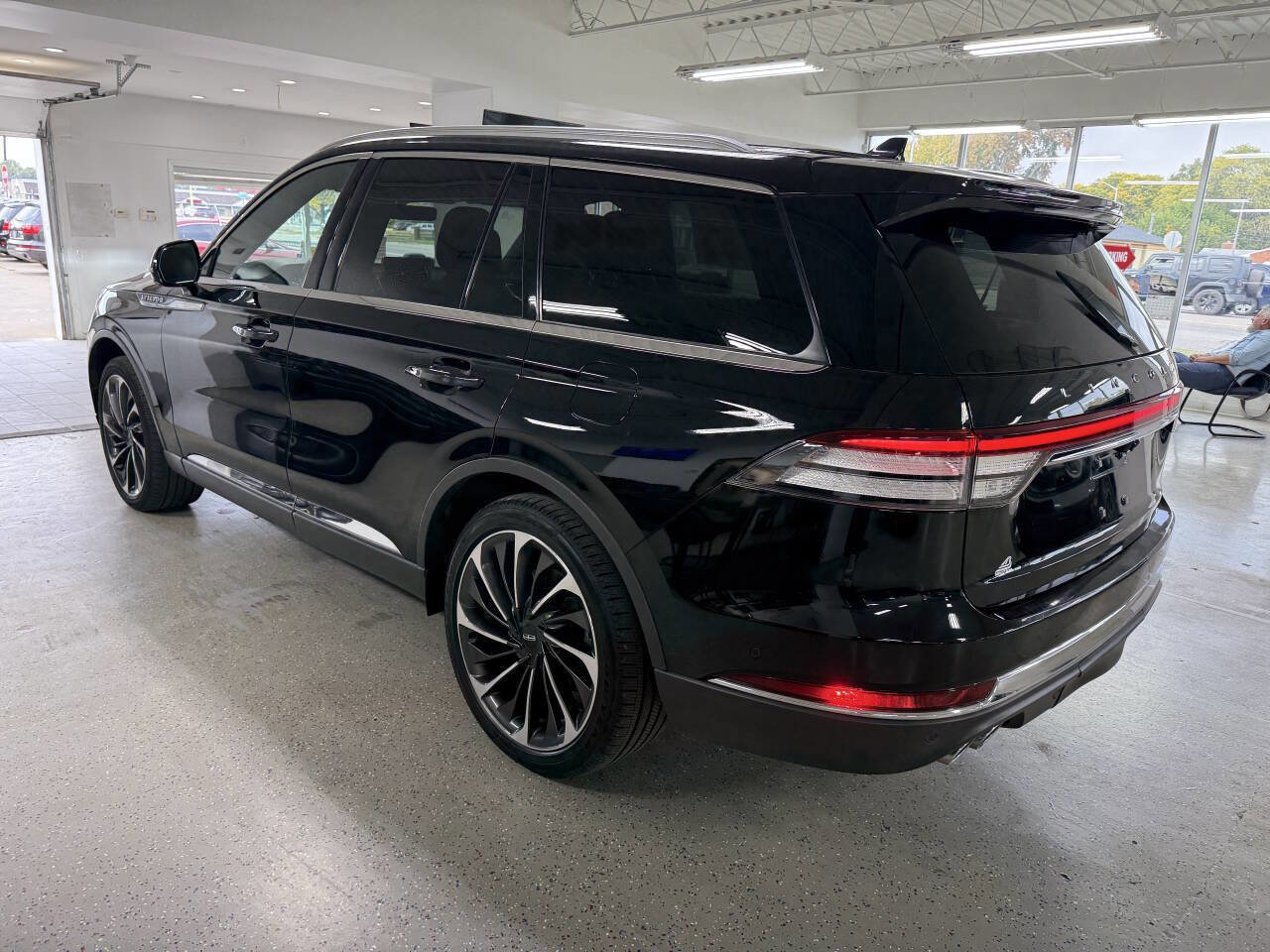 Used 2020 Lincoln Aviator Reserve w/ Equipment Group 202A image 9