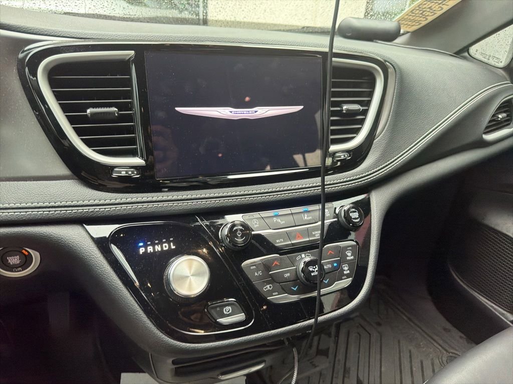 Used 2025 Chrysler Pacifica Select FWD image 7