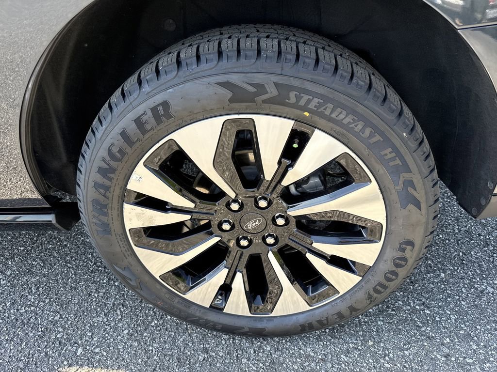 Used 2025 Ford Expedition Platinum w/ Driver's Package image 20