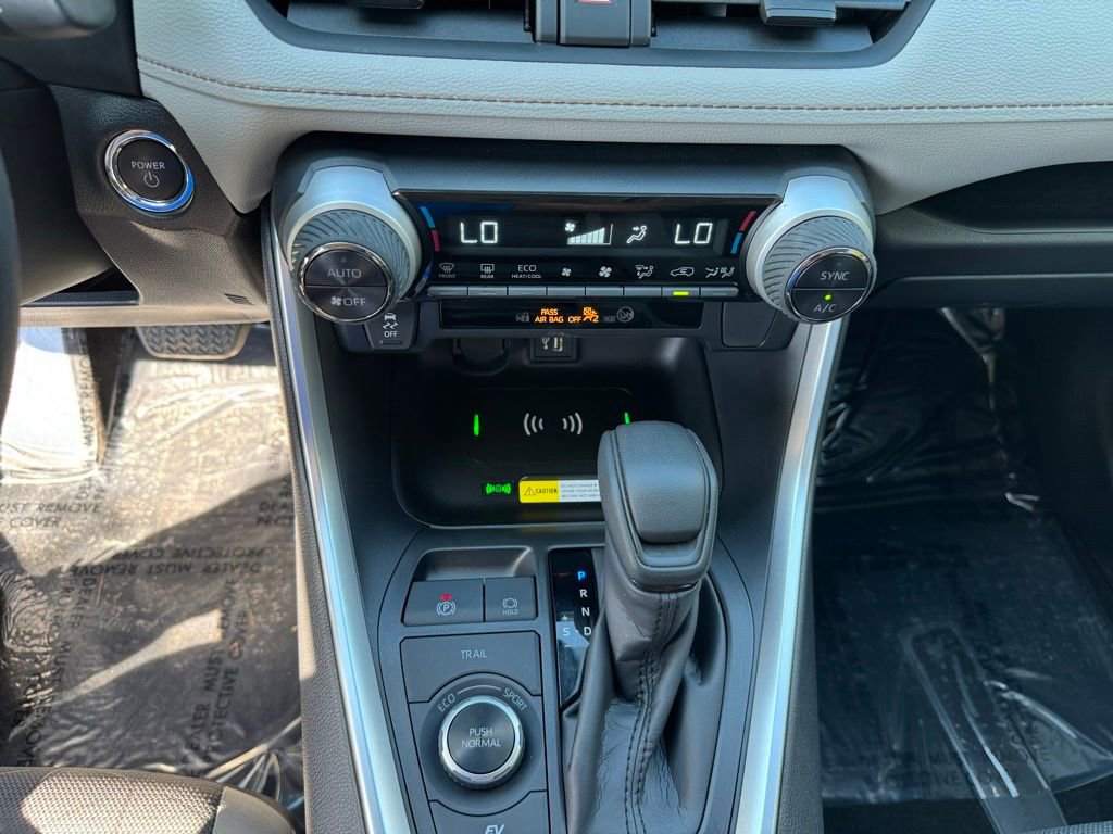 Used 2025 Toyota RAV4 XLE AWD/4WD image 18