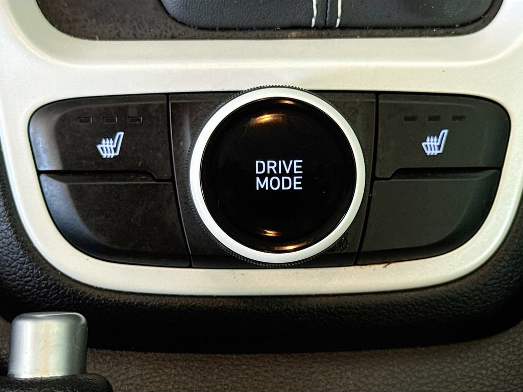 Used 2024 Hyundai Venue Limited FWD image 20