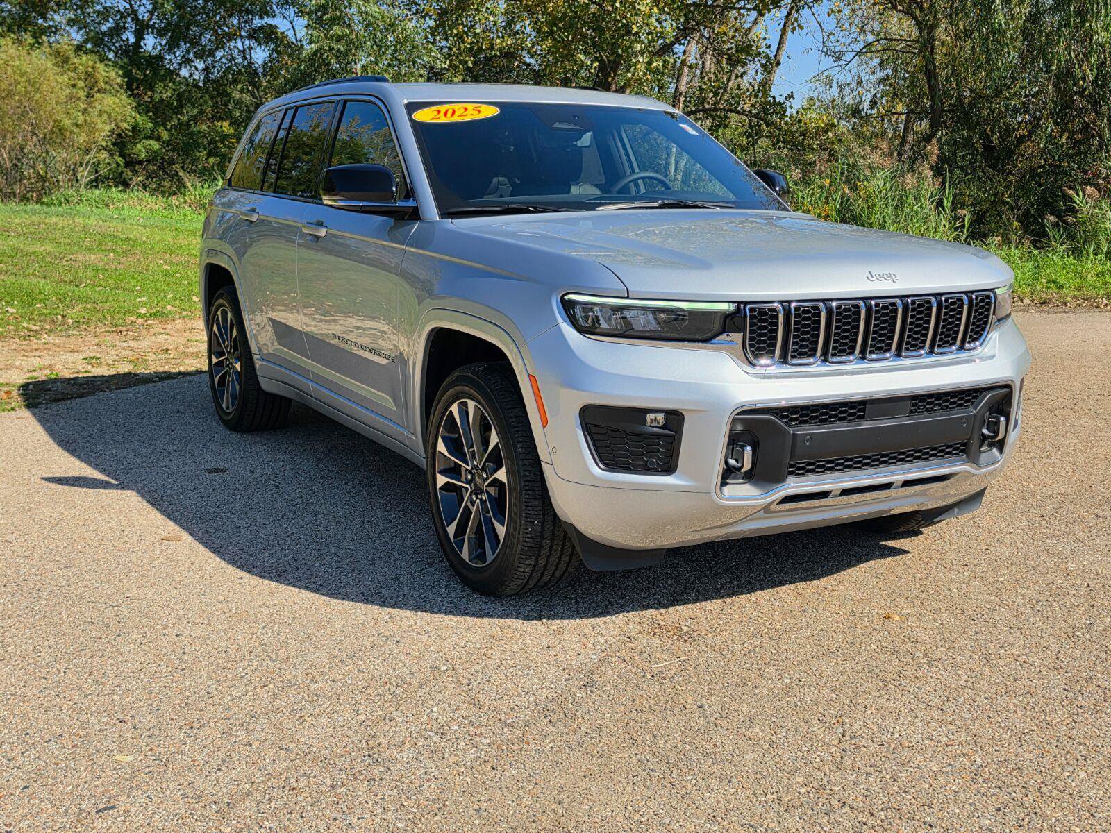 Used 2025 Jeep Grand Cherokee Overland w/ Luxury Tech Group IV AWD/4WD image 11
