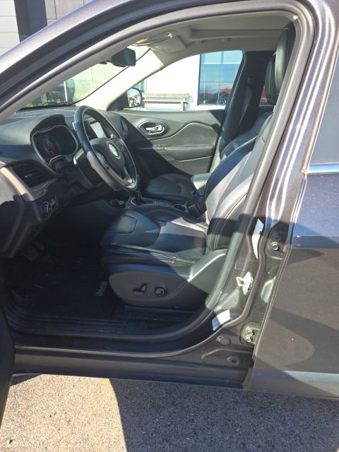 Used 2016 Jeep Cherokee Limited image 2