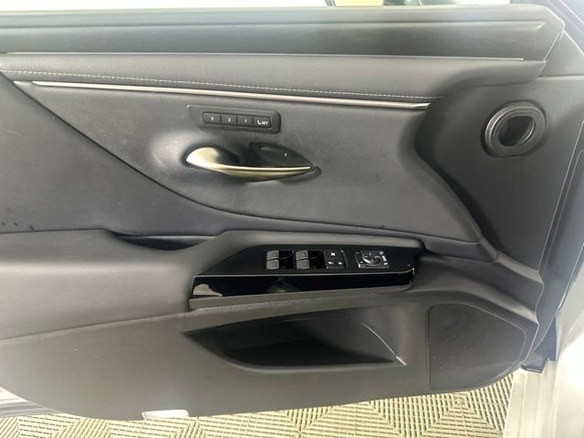 Used 2023 Lexus ES 300h Ultra Luxury FWD image 16