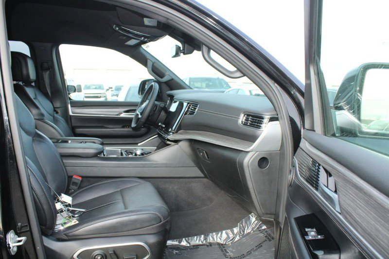 Used 2024 Jeep Wagoneer L Series II w/ Flexible Seating Group image 12