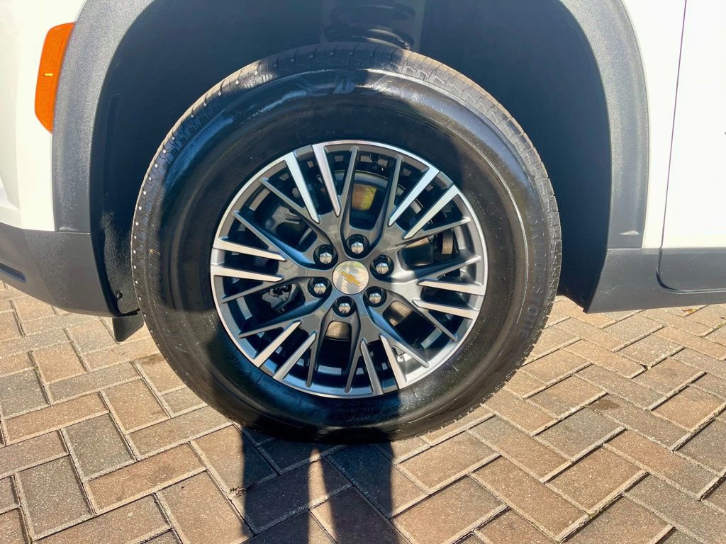 Used 2025 Chevrolet Traverse LT image 9