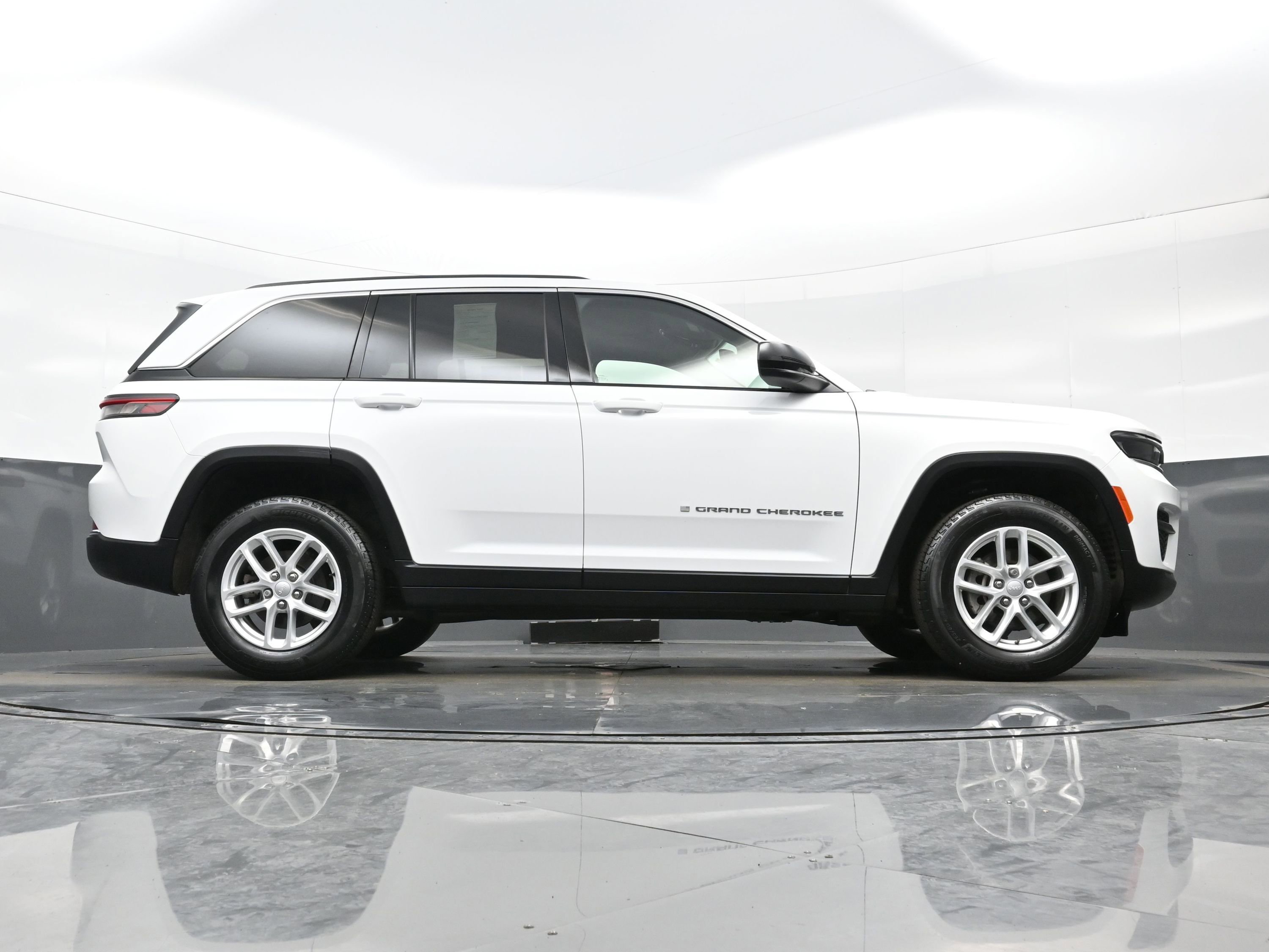 Used 2024 Jeep Grand Cherokee Laredo X image 30