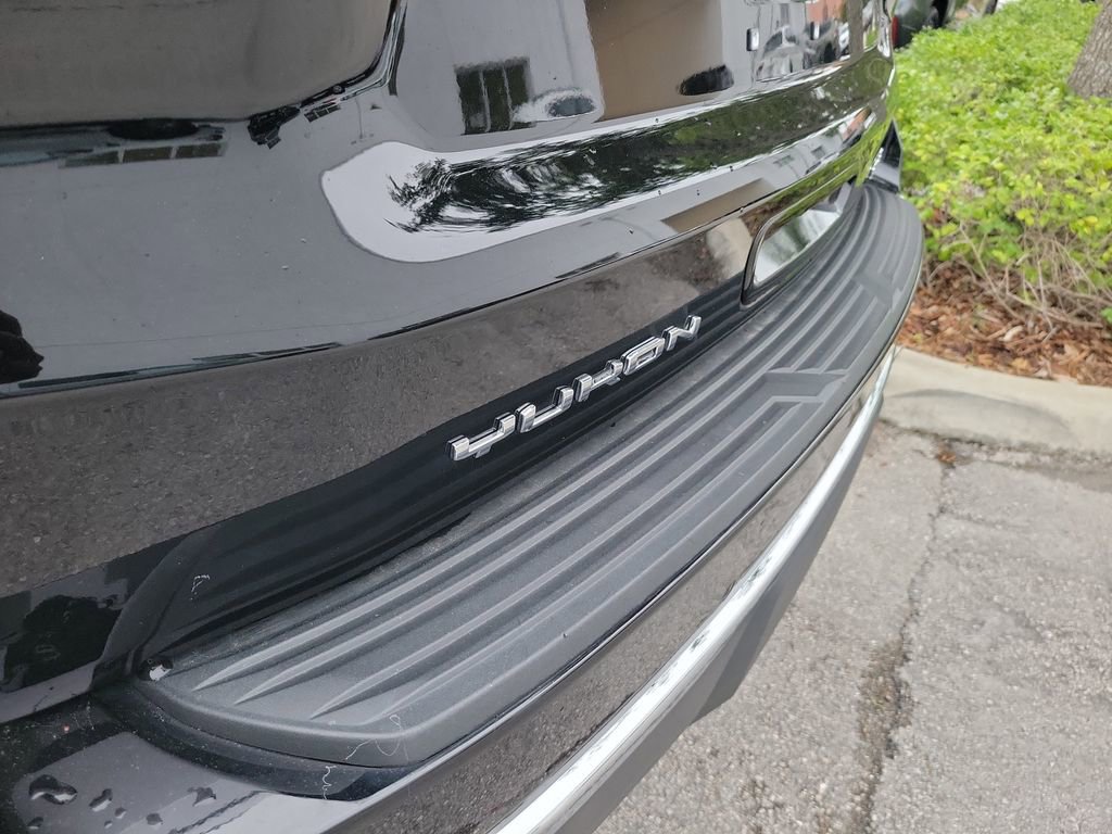 Used 2024 GMC Yukon XL SLT w/ SLT Luxury Package image 10