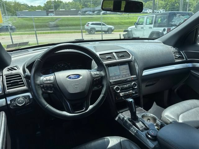 Used 2017 Ford Explorer XLT w/ Equipment Group 202A AWD/4WD image 14