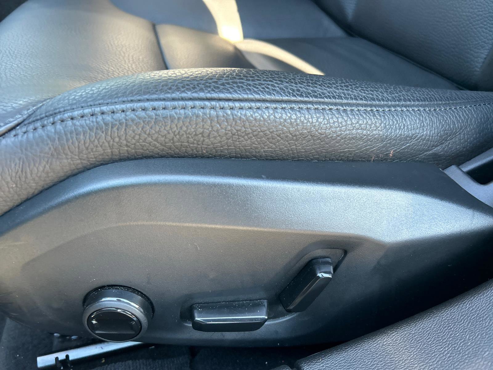 Used 2025 Volvo V60 B5 Cross Country Plus image 11