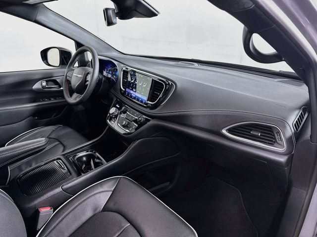 Used 2025 Chrysler Pacifica Premium FWD image 31