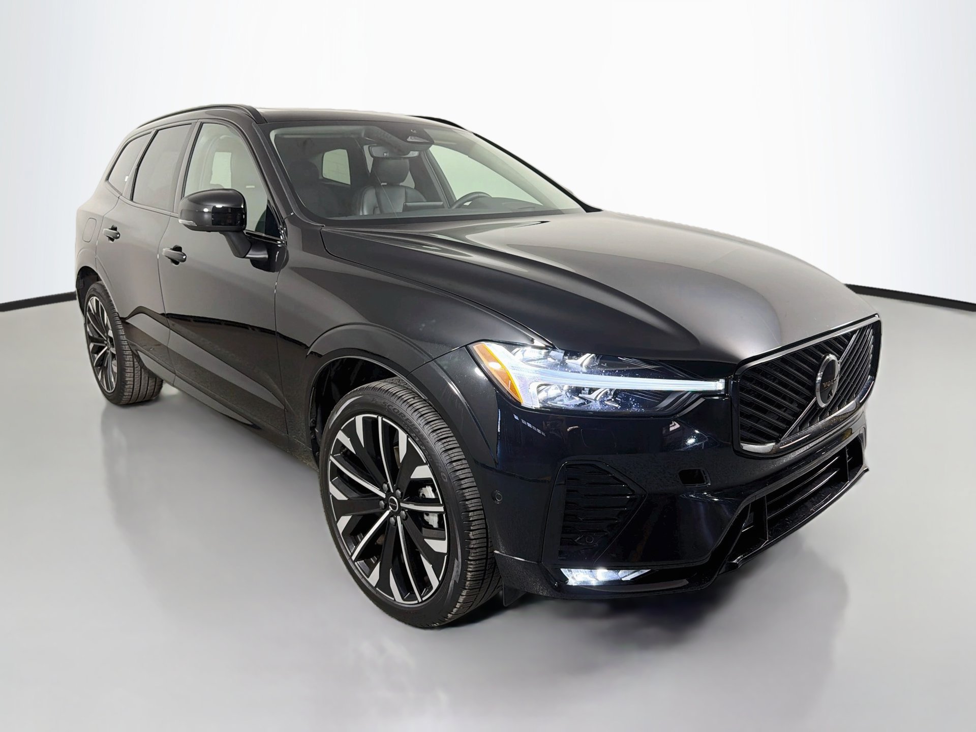 Certified 2026 Volvo XC60 B5 Ultra AWD/4WD image 3