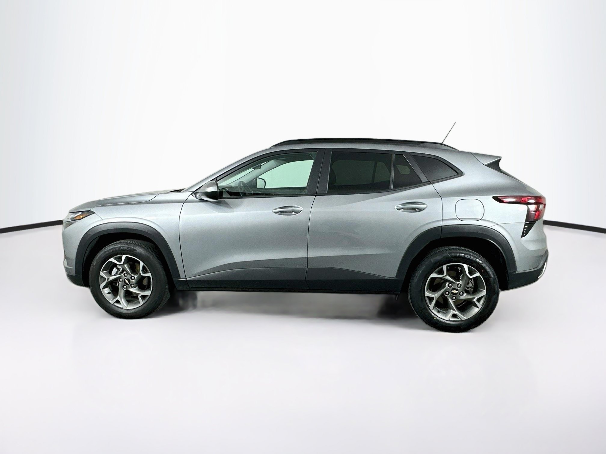 Used 2025 Chevrolet Trax LT w/ LT Convenience Package FWD image 4