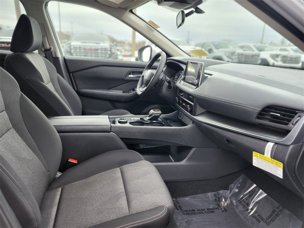 Used 2025 Nissan Rogue SV image 9