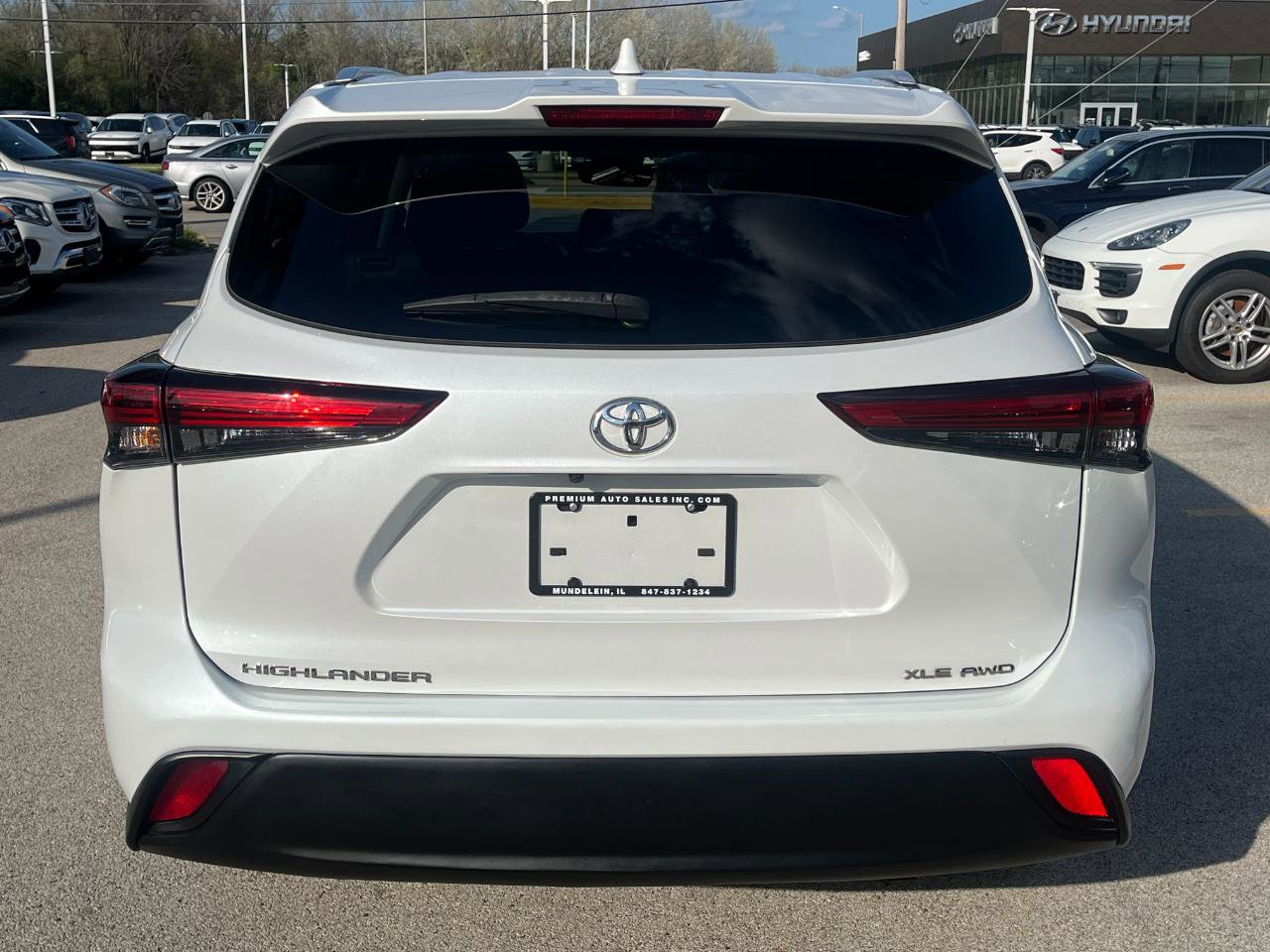 Used 2022 Toyota Highlander XLE AWD/4WD image 4