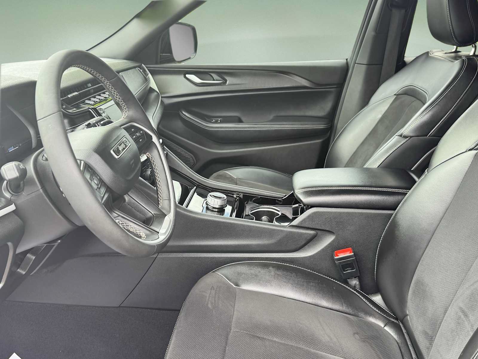 Used 2023 Jeep Grand Cherokee Altitude AWD/4WD image 9