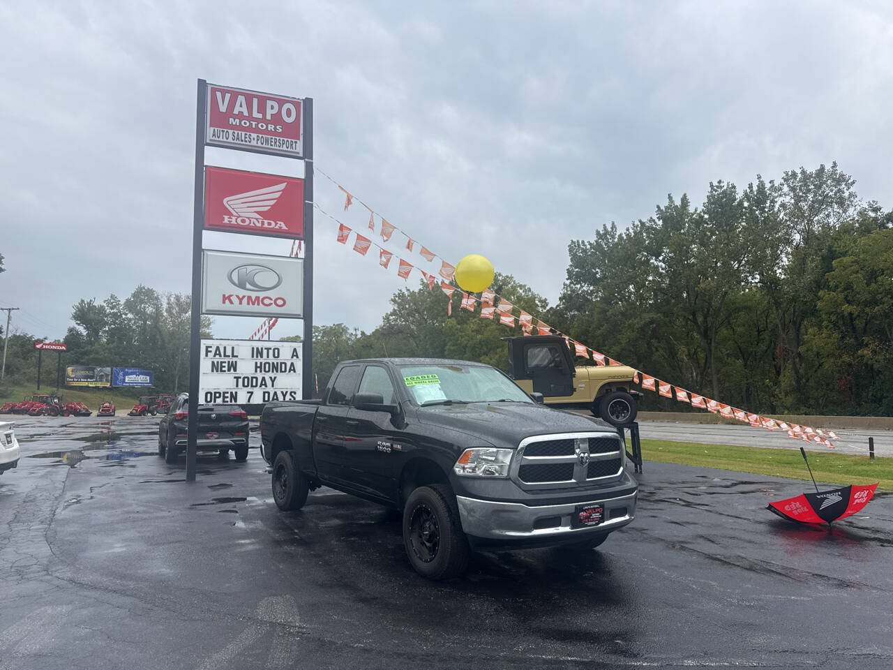 Used 2017 RAM 1500 ST w/ SXT Appearance Group AWD/4WD image 3