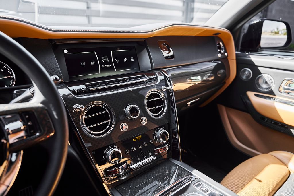 Used 2022 Rolls-Royce Cullinan Black Badge w/ Dark Exterior Package AWD/4WD image 68