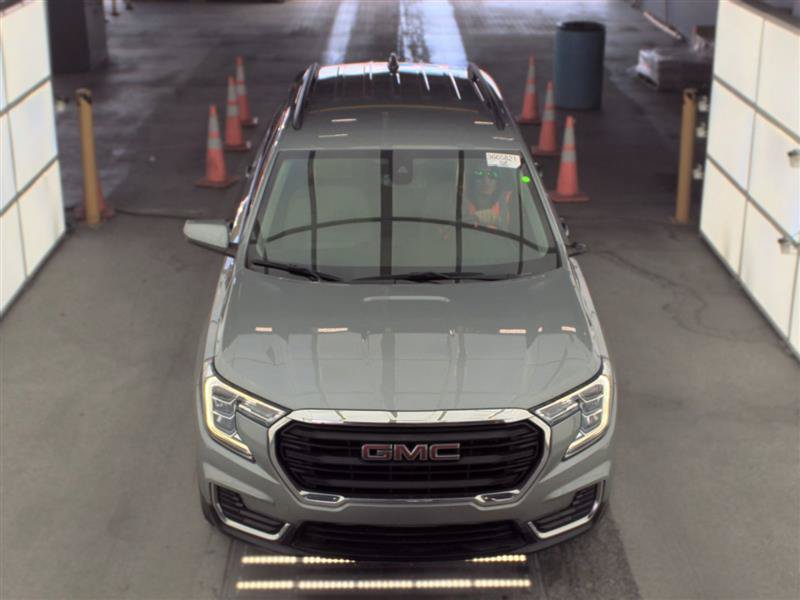 Used 2024 GMC Terrain SLE w/ Driver Convenience Package FWD image 2