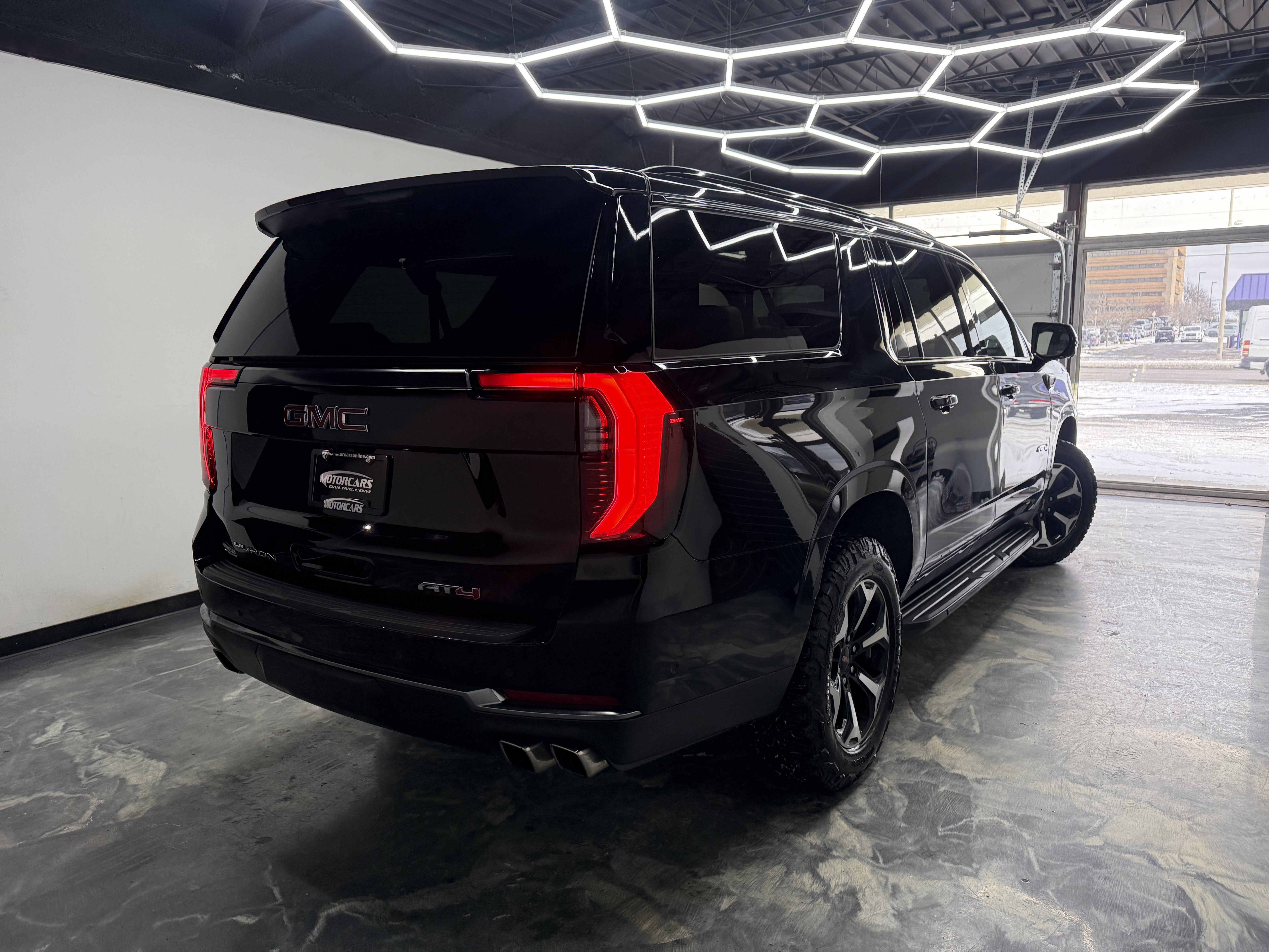 Used 2025 GMC Yukon XL AT4 image 5