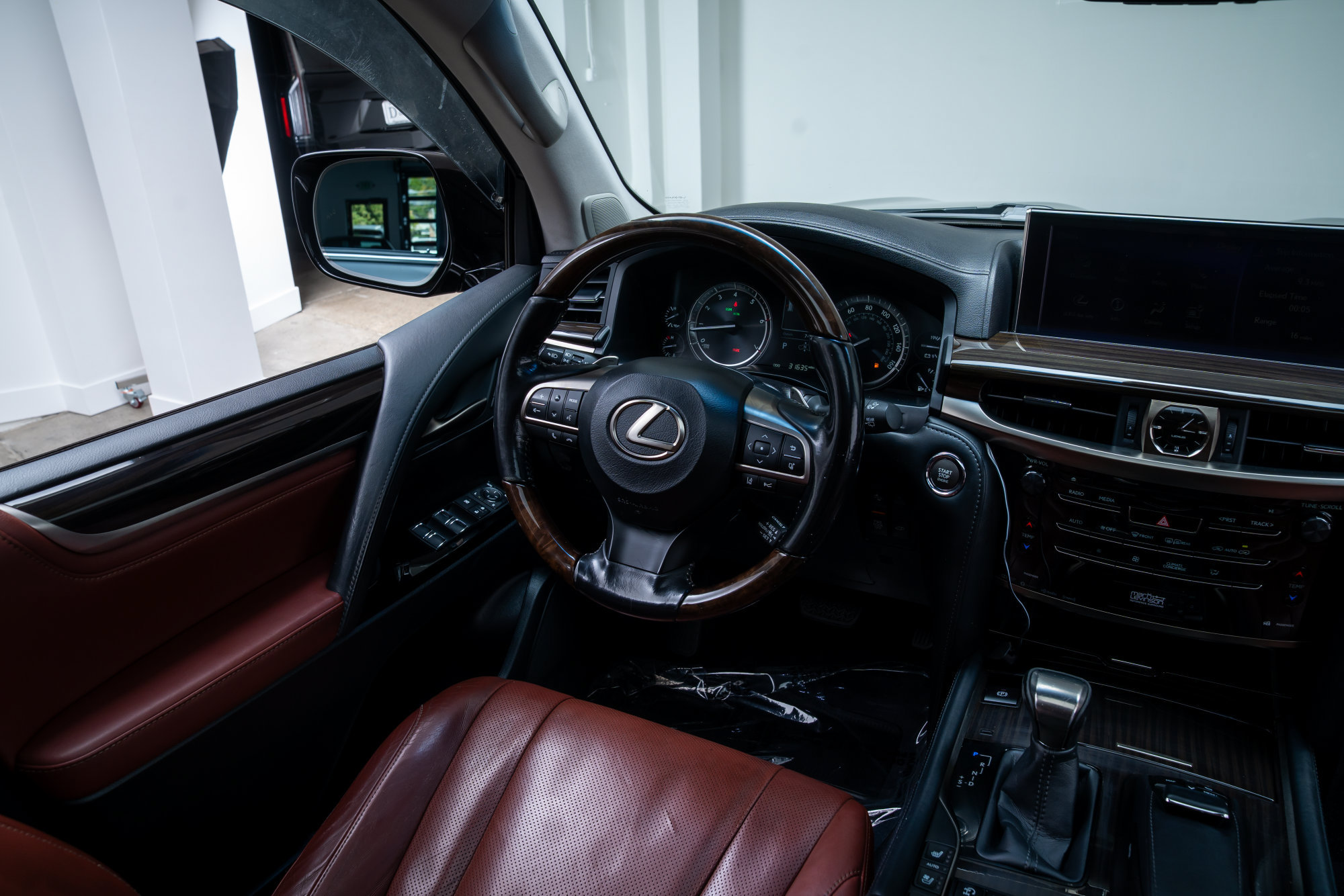 Used 2016 Lexus LX 570 4WD w/ Luxury Package image 8