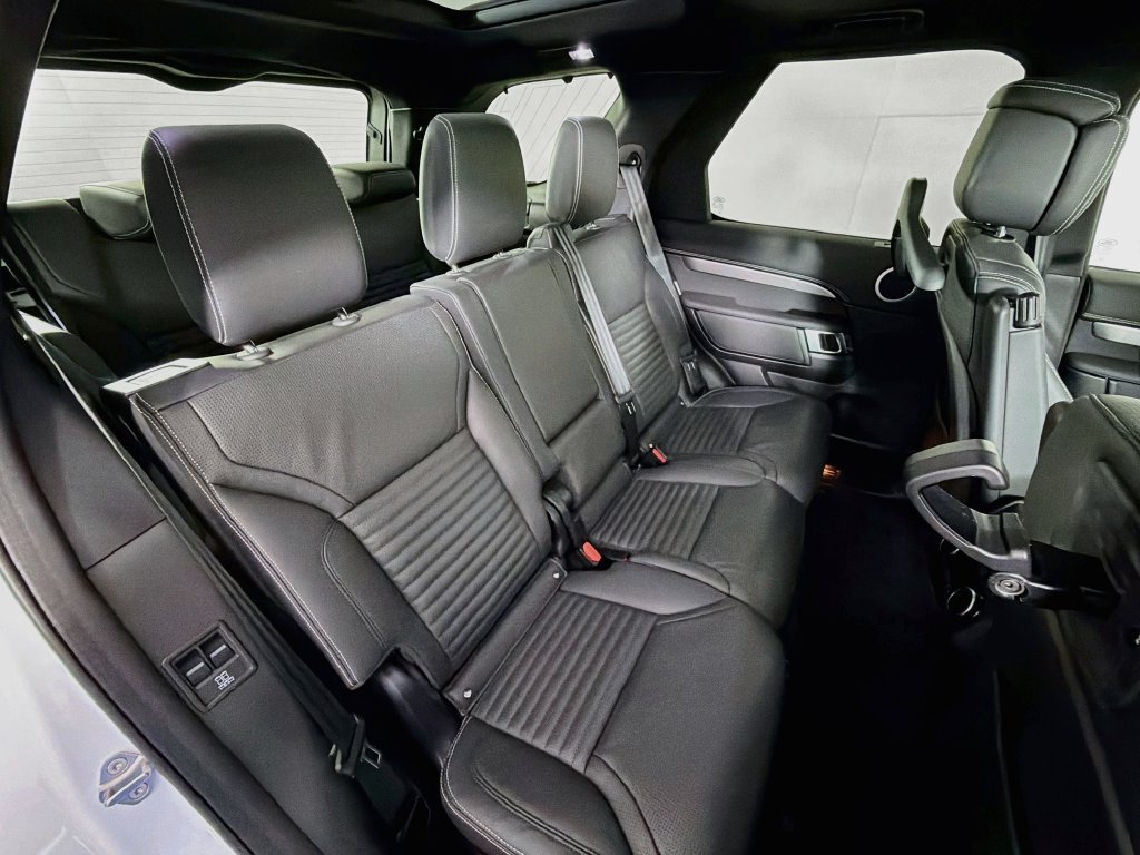 Certified 2025 Land Rover Discovery Dynamic SE AWD/4WD image 29