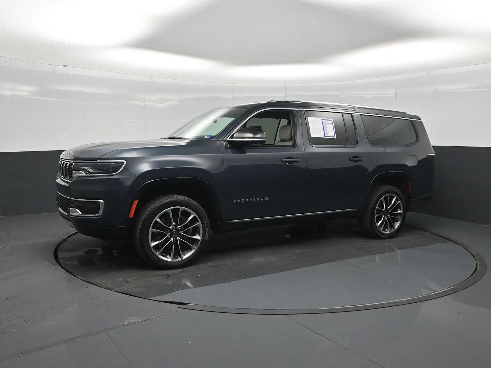 Used 2023 Jeep Wagoneer L Series III w/ Premium Group I AWD/4WD image 5